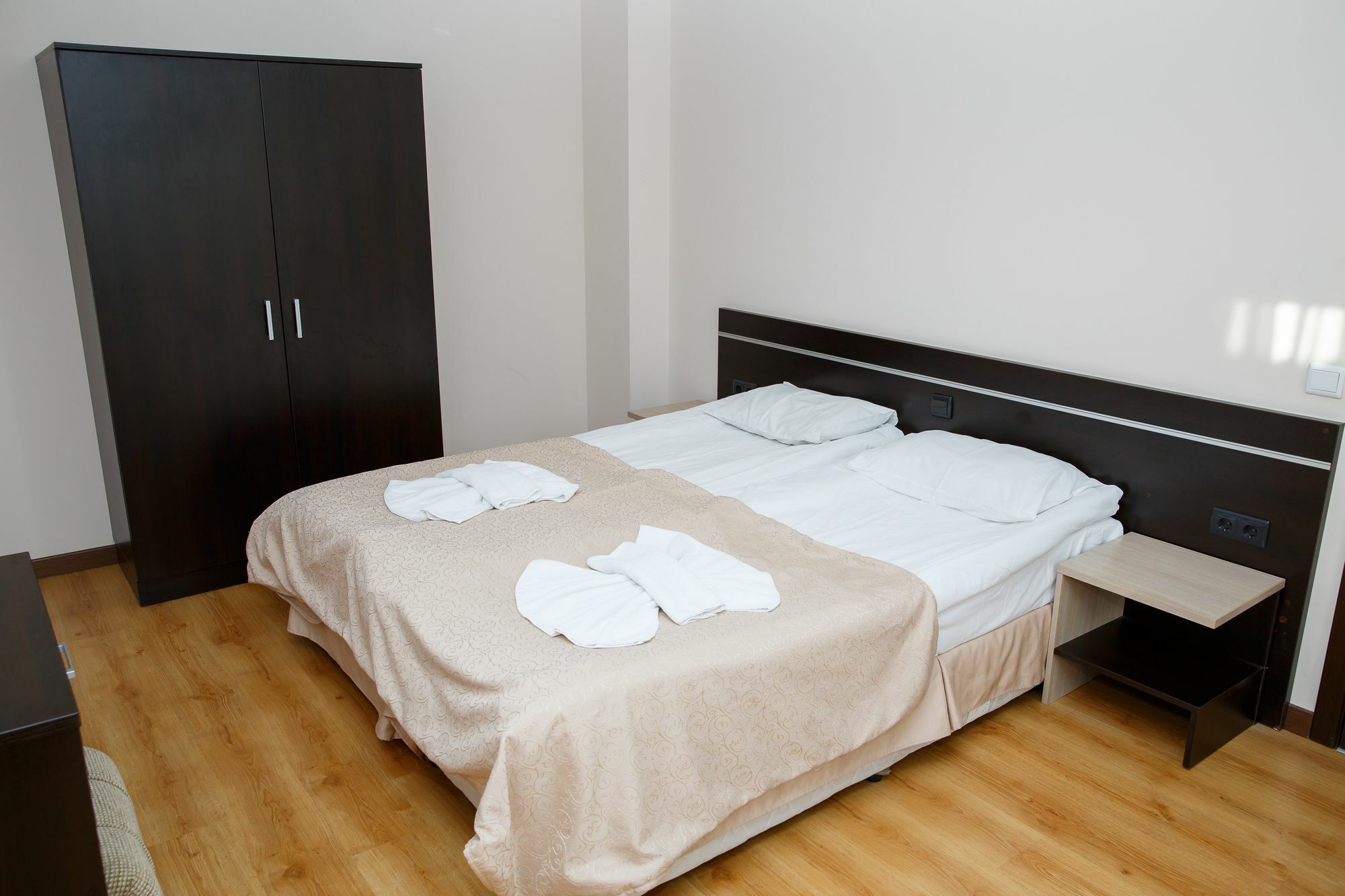 Sunrise Park Complex - Free Wellness